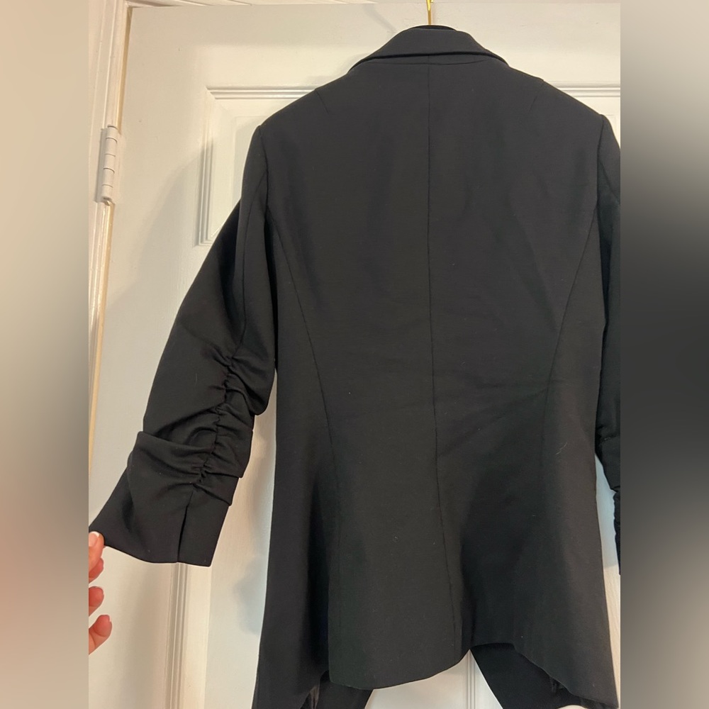 Gorgeous Elizabeth and James Blazer 
Size 6 Black scrunched sleeves long front - Picture 8 of 12